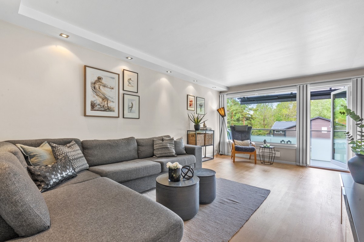 Stuen er tiltalende med parkettgulv som ble slipt og lakkert i mai 2020 og slette, malte flater. Galleribilde