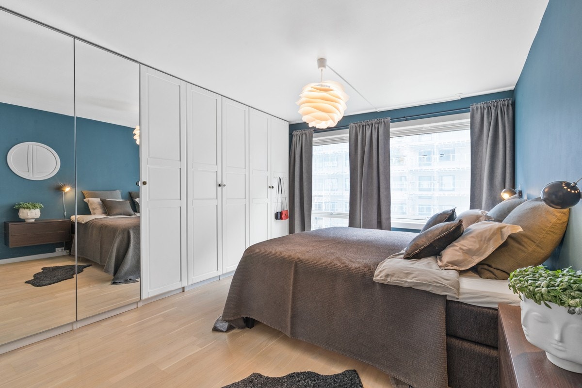 Hovedsoverommet har stor garderobeløsning som gir rikelig med oppbevaringsplass. Galleribilde