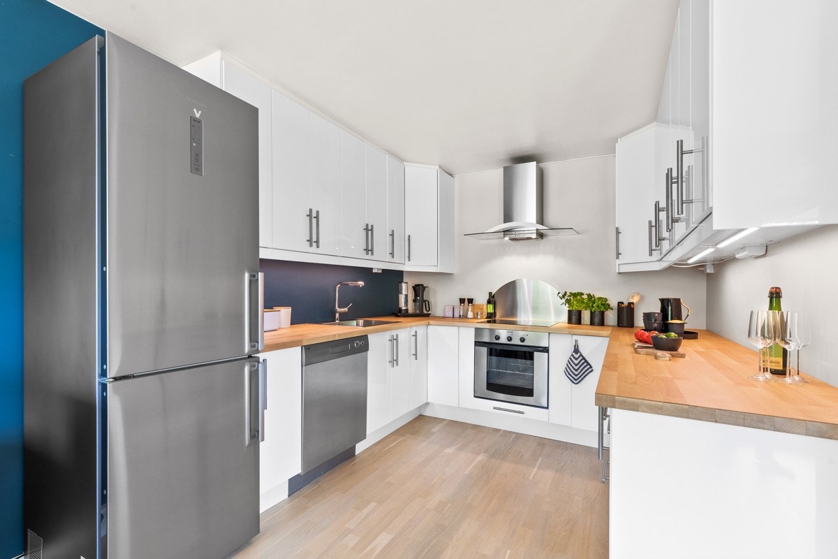 Kjøkkenet har en stilren og innbydende Ikea-innredning fra 2007 med god skap- og benkeplass. Galleribilde