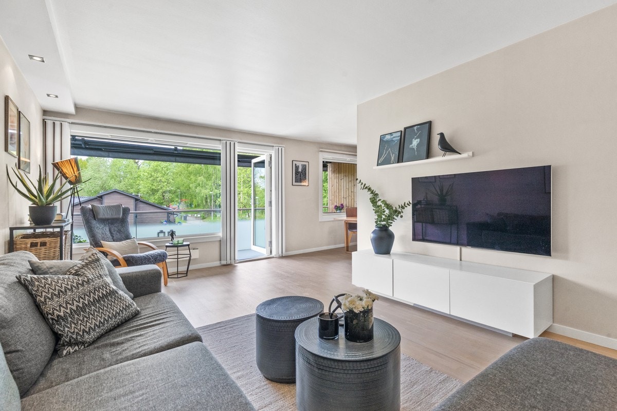 Rommet kan enkelt innredes etter eget ønske, og har utgang til solrik balkong. Galleribilde