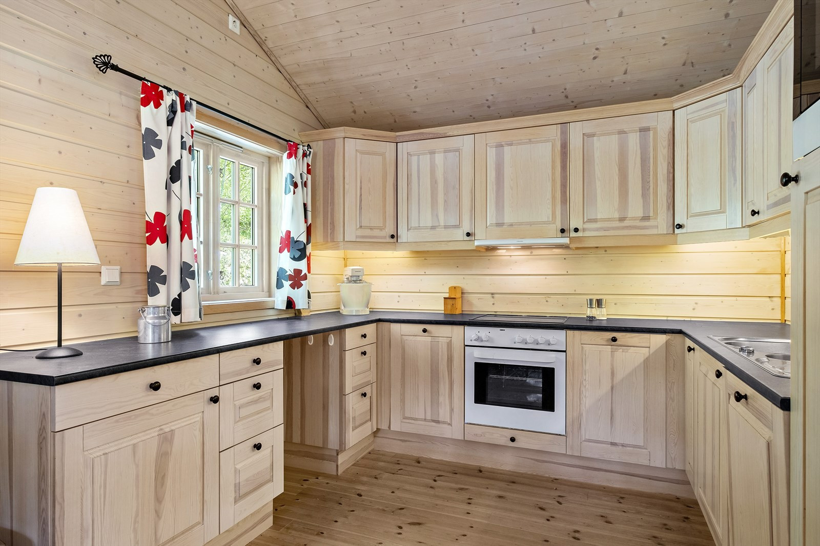 Usjenert hytte med flott beliggenheit i landlege og Bordlampe type 650 – Skogen Design