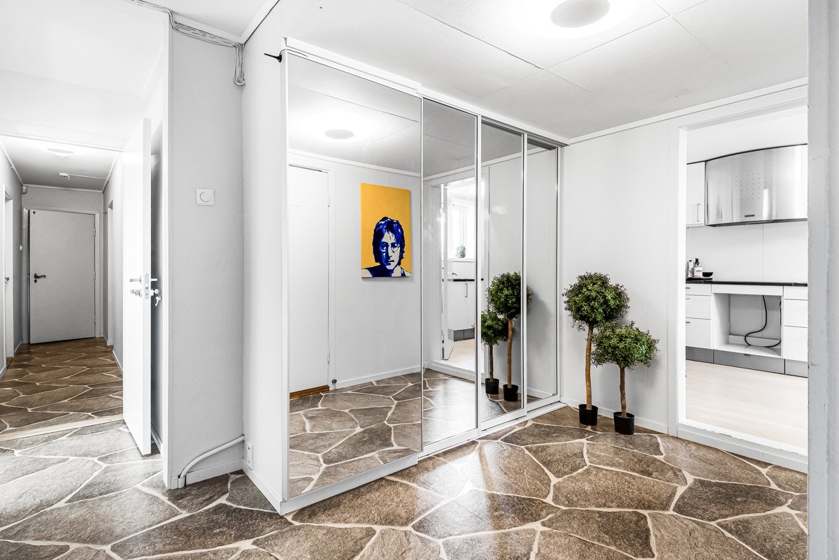 Dette er ikke en separat godkjent boenhet, men kan leies ut som rom i egen bolig da det er adkomst til hoveddelen. Galleribilde