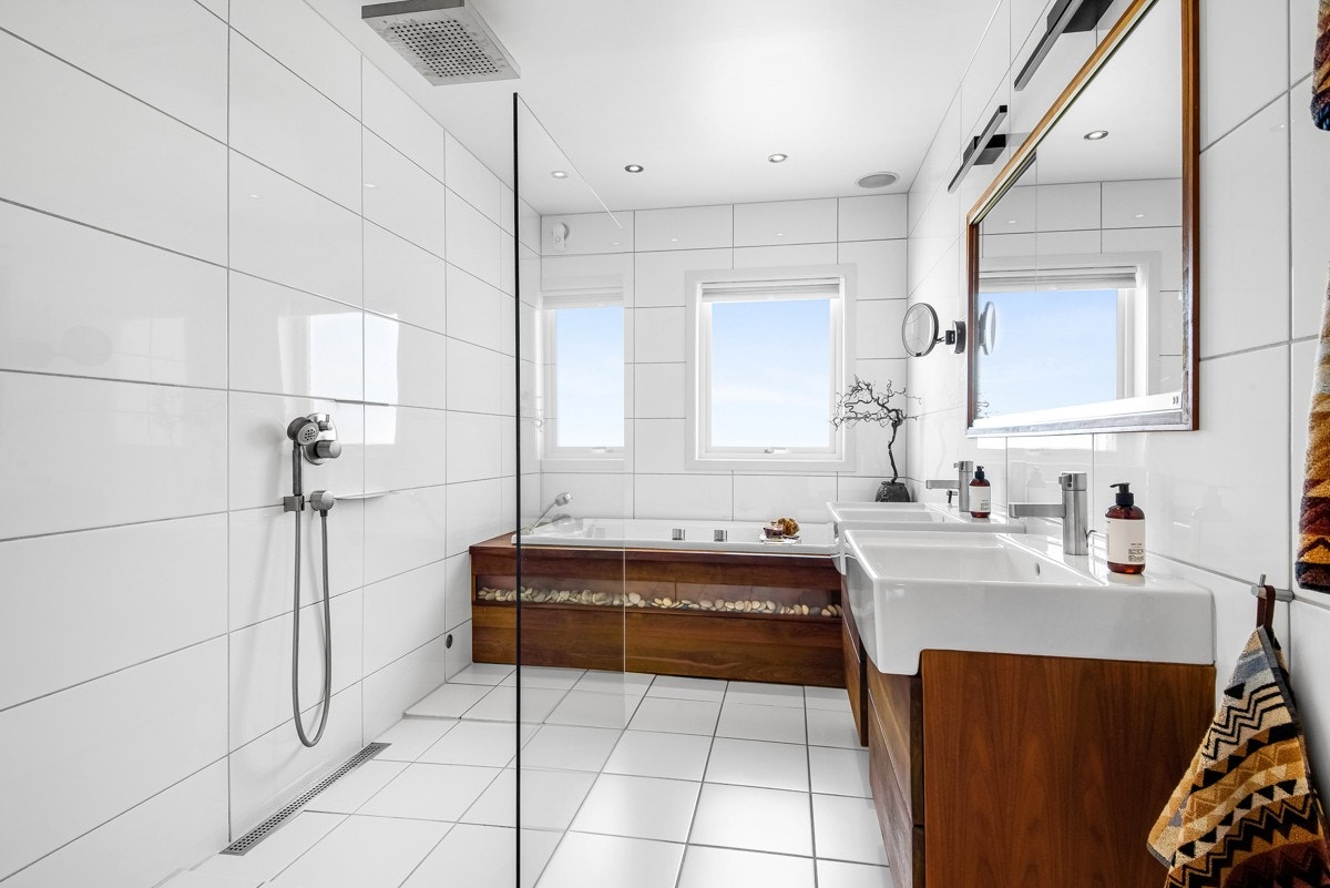 Badekar og rainshower dusj gir en deilig spa-følelse. Galleribilde