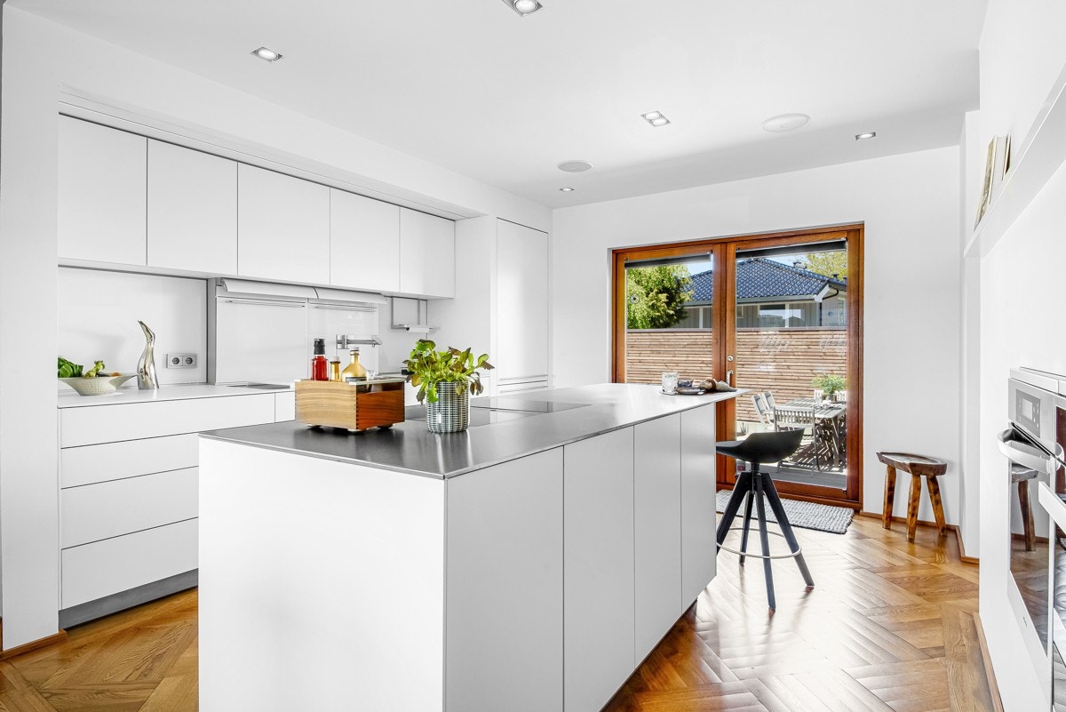 Alle hvitevarene er fra Miele, bortsett fra kjøleskap/frys som er fra Gaggenau. Galleribilde