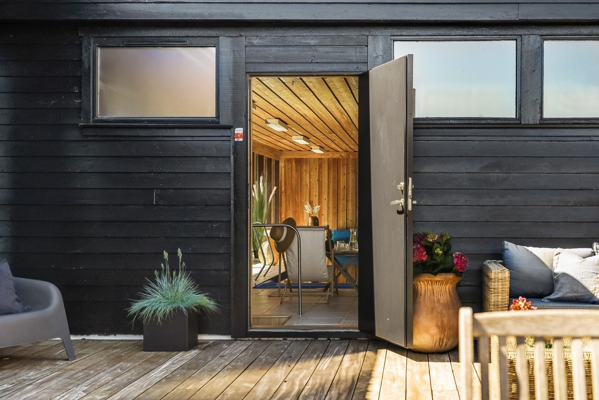 Det er også en uteplass på andre siden av huset - begge uteplassene har adkomst til bassenget. Galleribilde