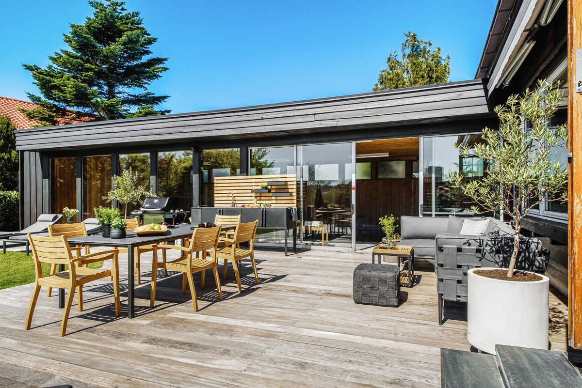 Det er skyvedør inn til bassengområdet. Galleribilde