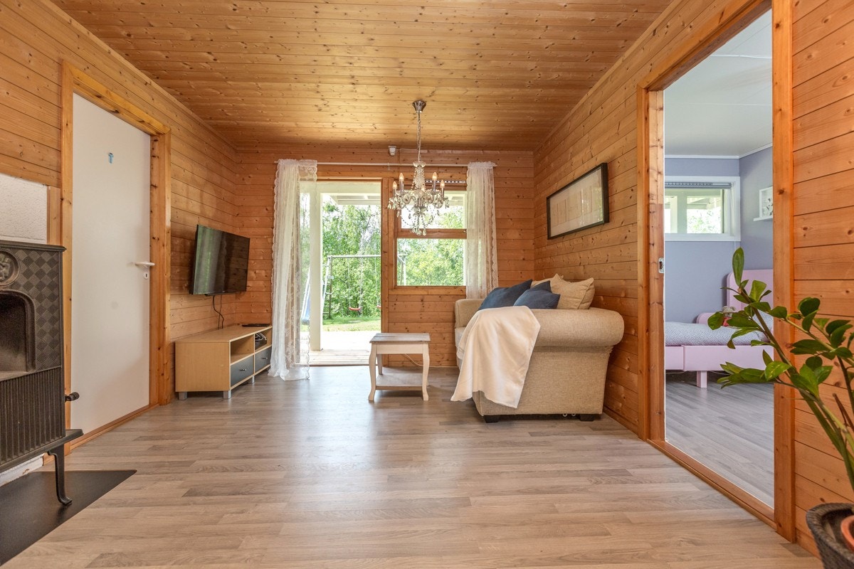 Utgang til romslig terrasseplatting og videre ut i hagen. Galleribilde