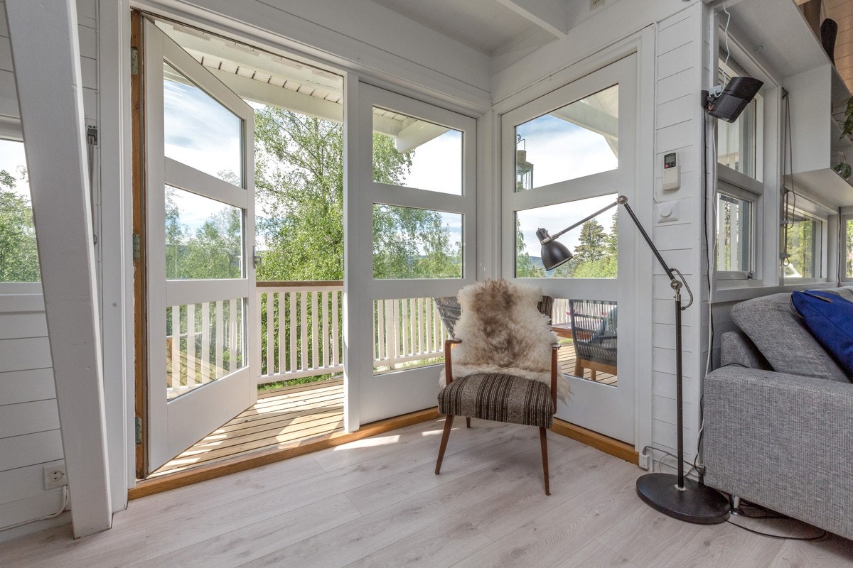 Utgang til solrik veranda fra stuen.... Galleribilde