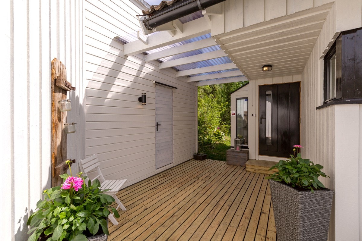 Boligen har en romslig og praktisk, takoverbygd inngangsparti.... Galleribilde