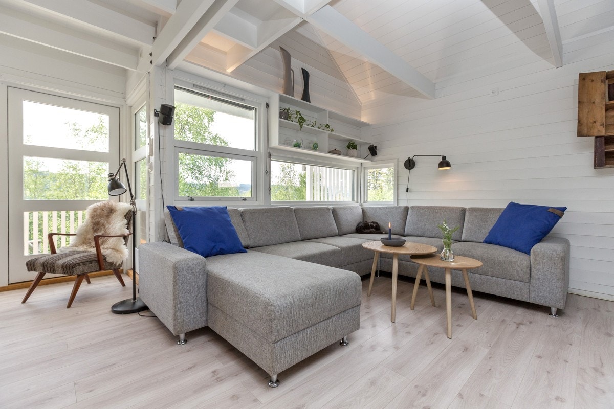 Den romslige stua gir flere møbleringsmuligheter. Galleribilde
