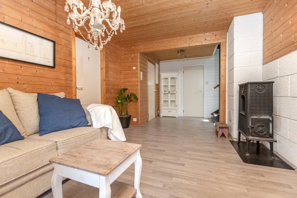 Prsktisk stue i underetasjen mellom soverommene, med egen peisovn. Galleribilde