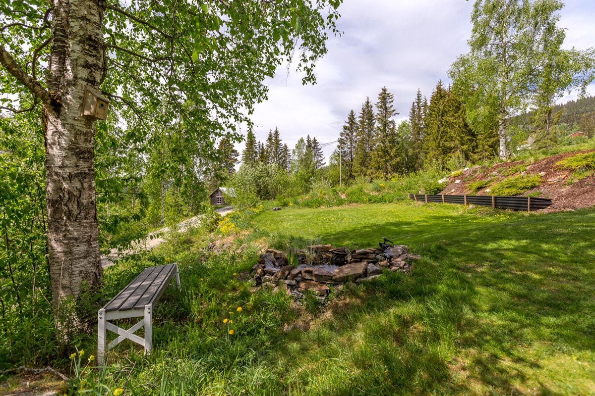 Boligen ligger naturskjønt og solrikt til med gode utsiktsforhold. Galleribilde