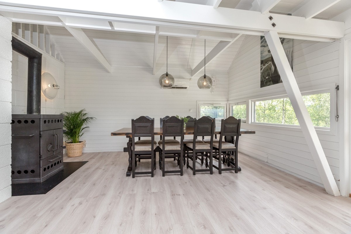 Romslig spisestue med plass til hele familien rundt bordet. Galleribilde