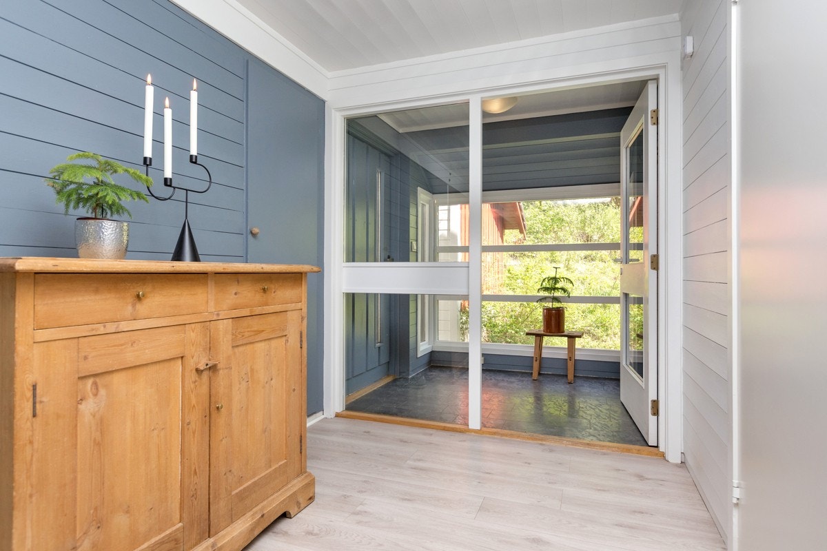 Med en entrè for sko og tøy, samt en gang innenfor før oppholdsrom/stueløsning. Galleribilde