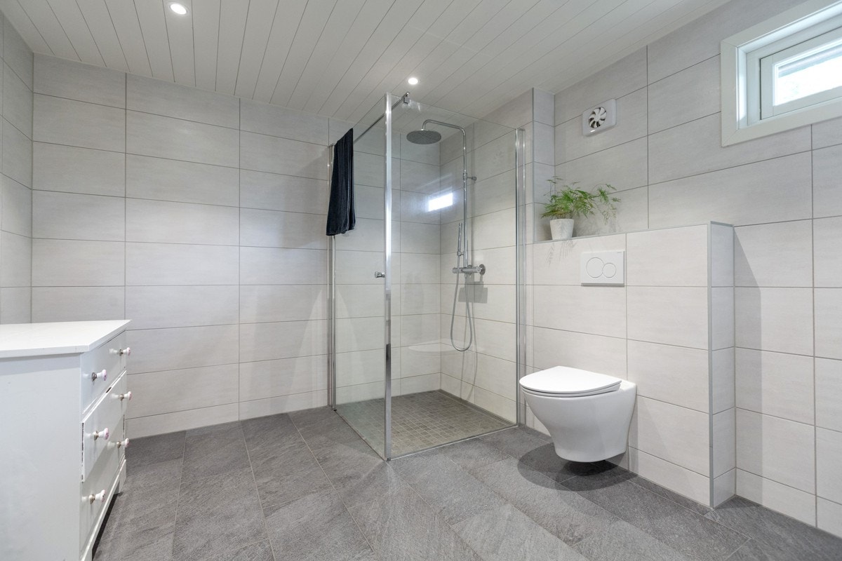 Romslig, flislagt bad med innfelte downlights og DAB radio system. Galleribilde