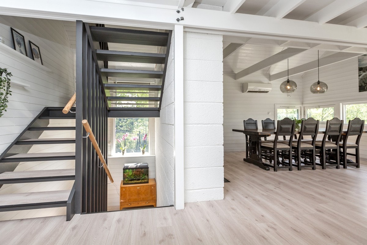 Boligen fremstår som solid og i god stand, med tre plan. Galleribilde