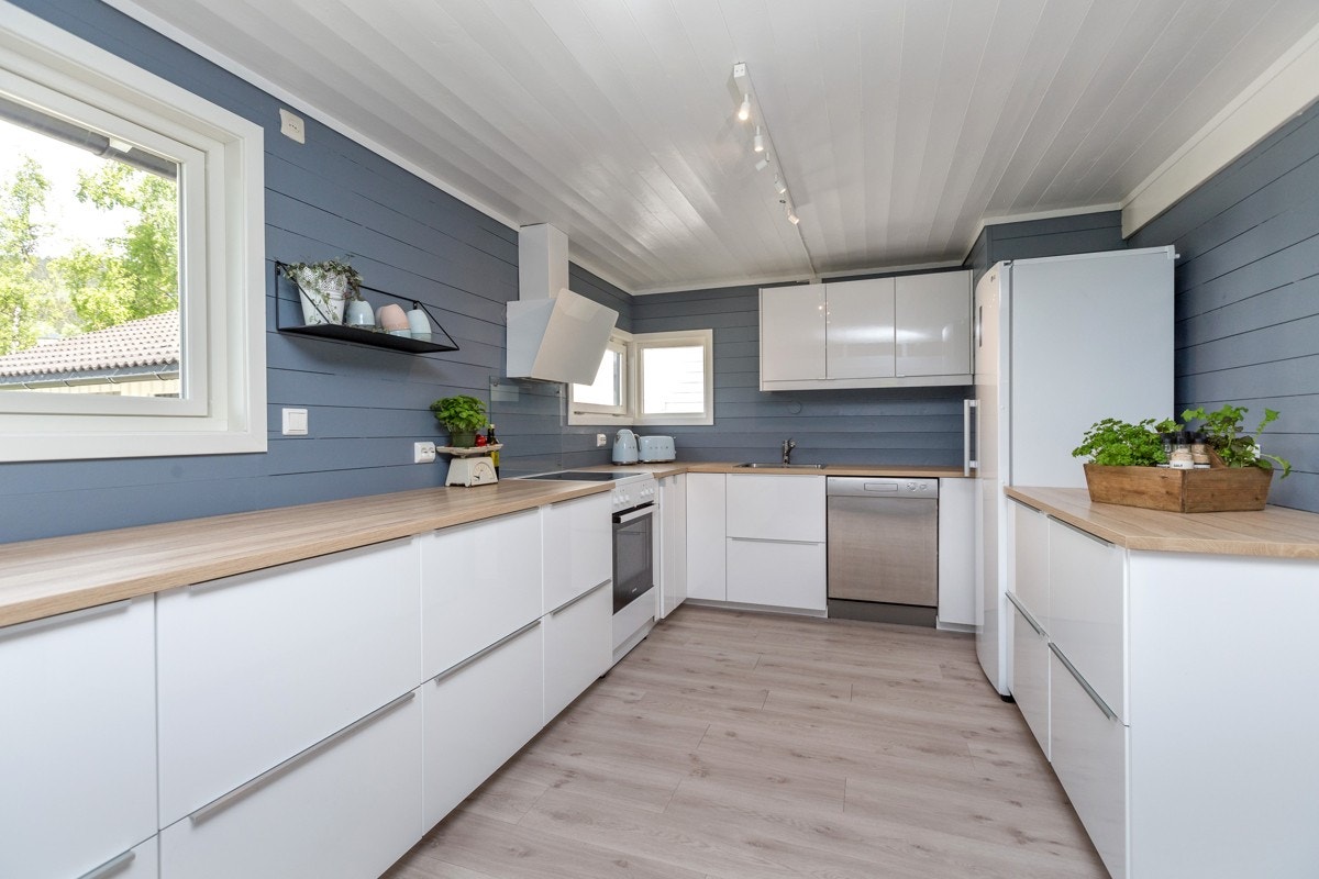 Moderne kjøkken fra 2019 med masse skap- og benkeplass. Galleribilde