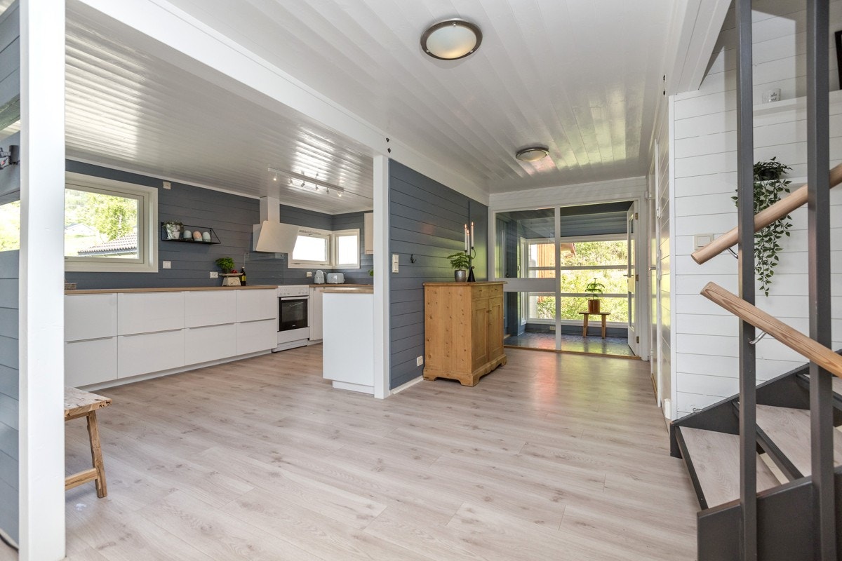 Boligen er gjennomgående og har lys inn fra alle sider. Galleribilde