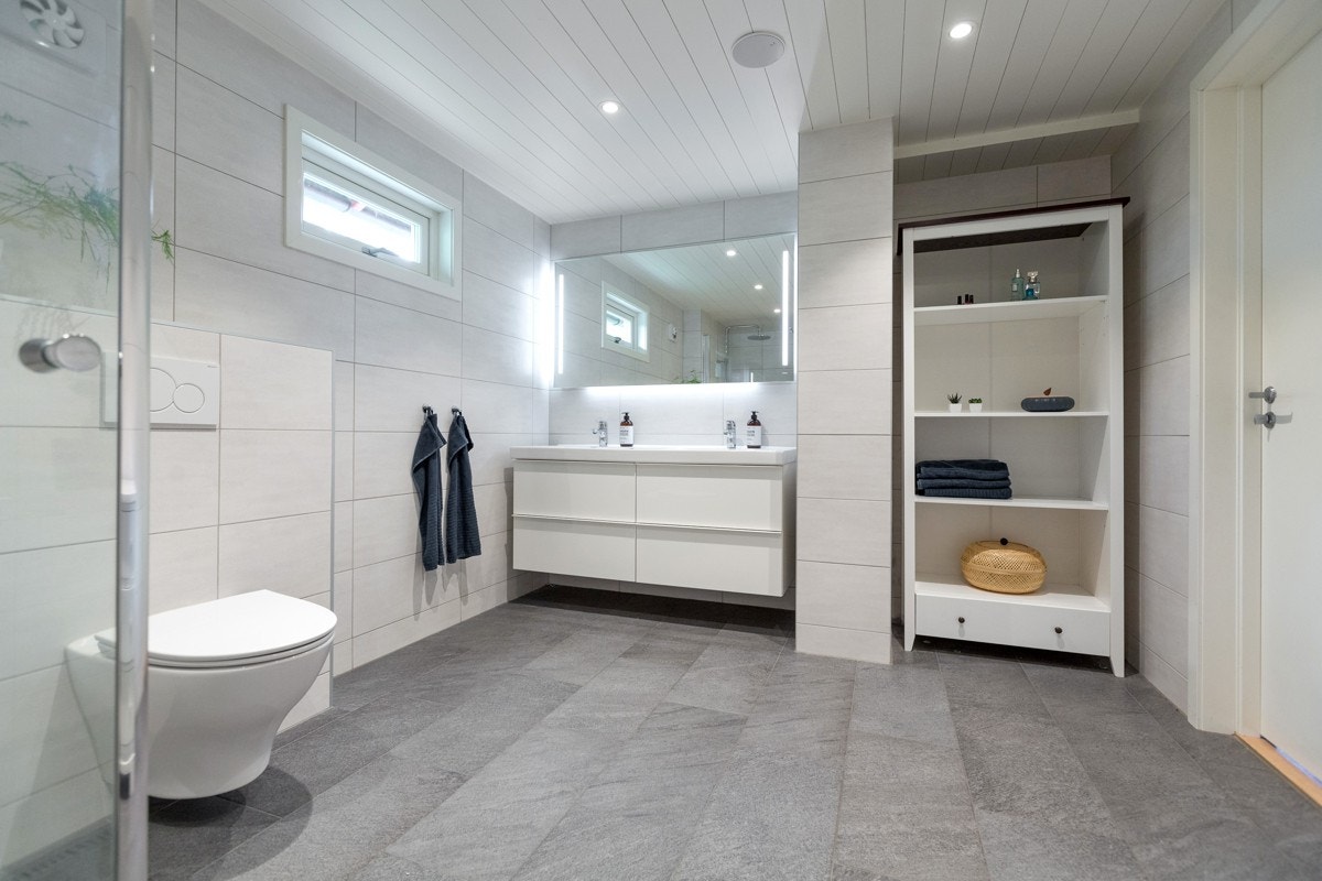 Badet i 1. etasjen ble renovert og utvidet i 2017/18 av fagfolk. Galleribilde