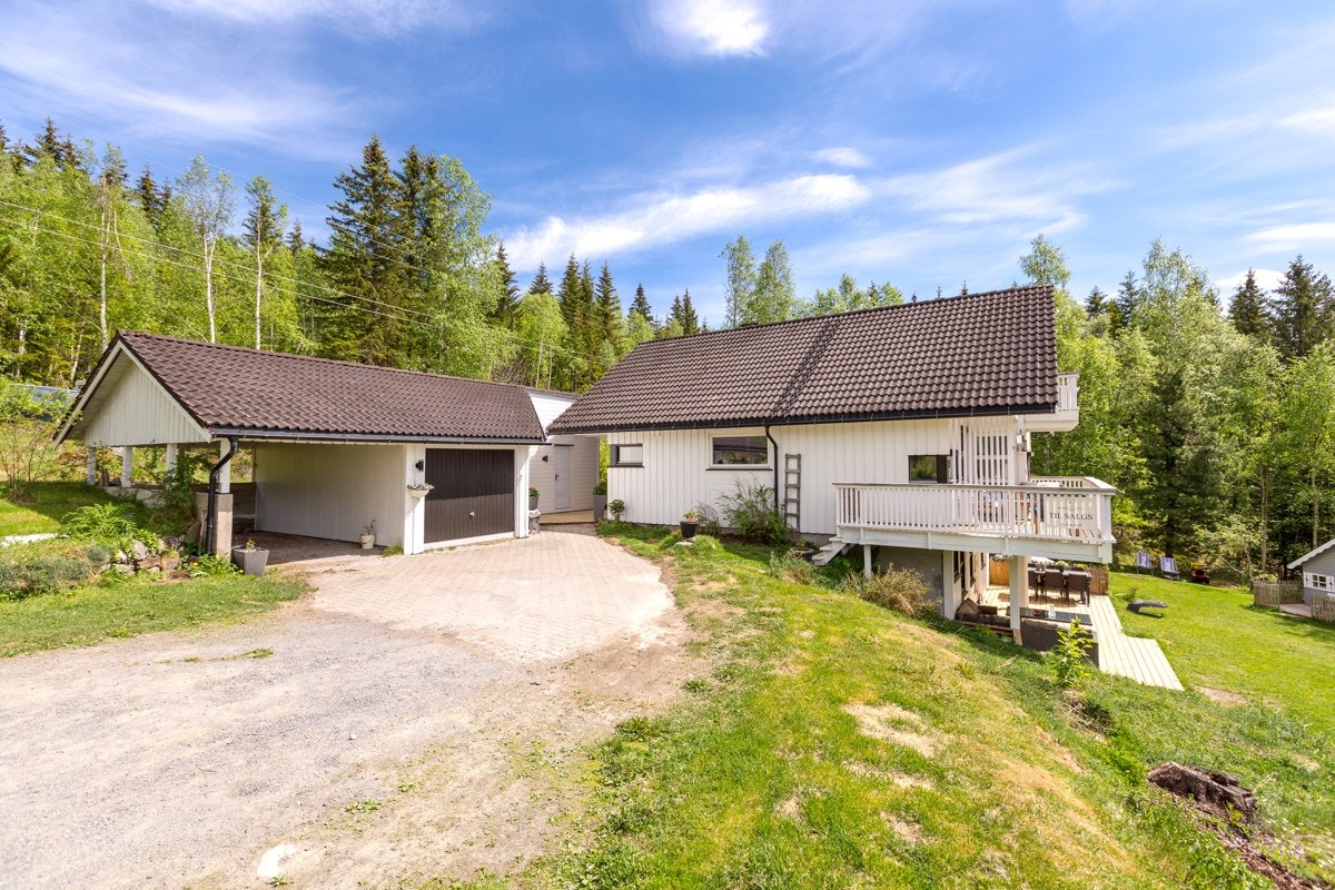 Gårdsplassen, samt foran garasje og inngangsparti er steinbelagt. Galleribilde