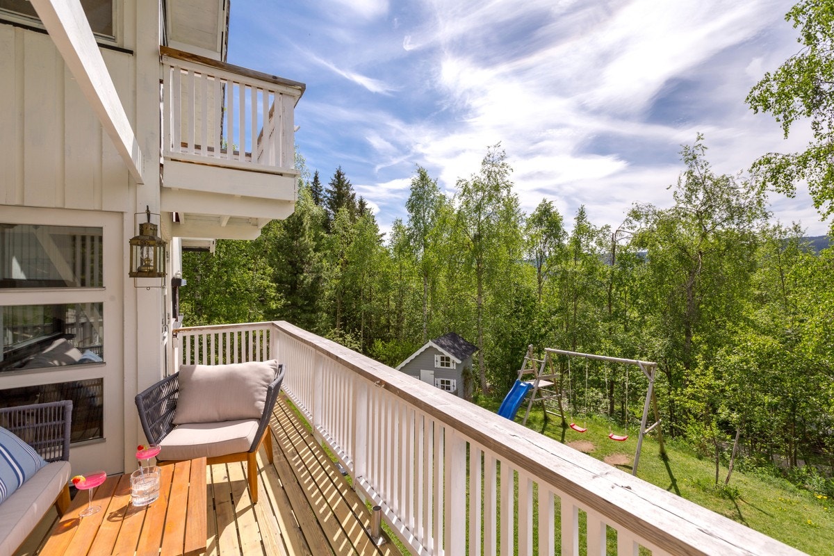 EIendommen har flere solrike uteplasser. Galleribilde