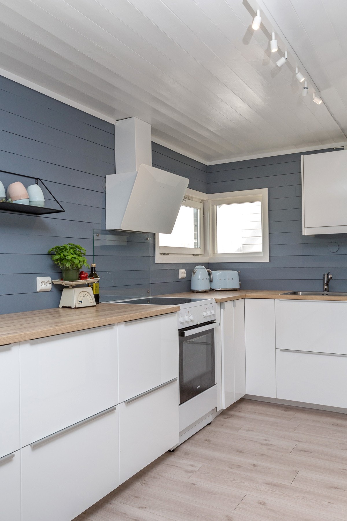 Underskap og noen overskap med glatte høyglans fronter og gripetak. Galleribilde