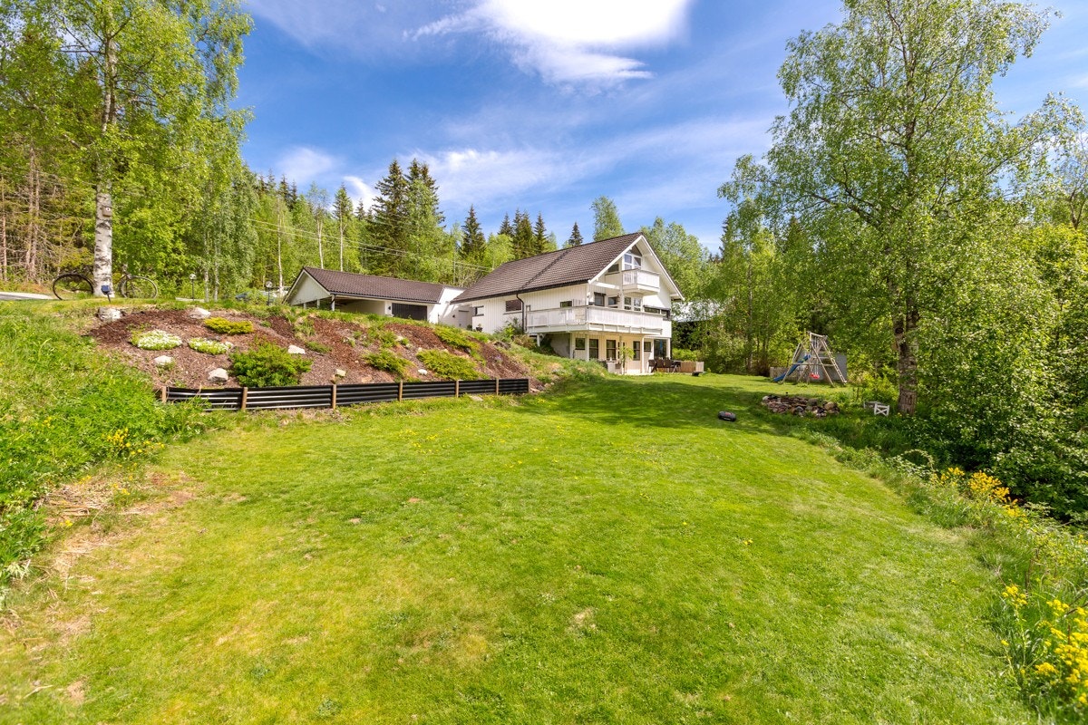 Pent opparbeidet med plenaeraler, stauder, bed og annen beplantning. Galleribilde