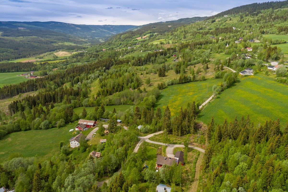 Avstand til Lillehammer er ca 12 km, med togstasjon, kjøpesenter og et sentrum med alle servicetilbud Galleribilde