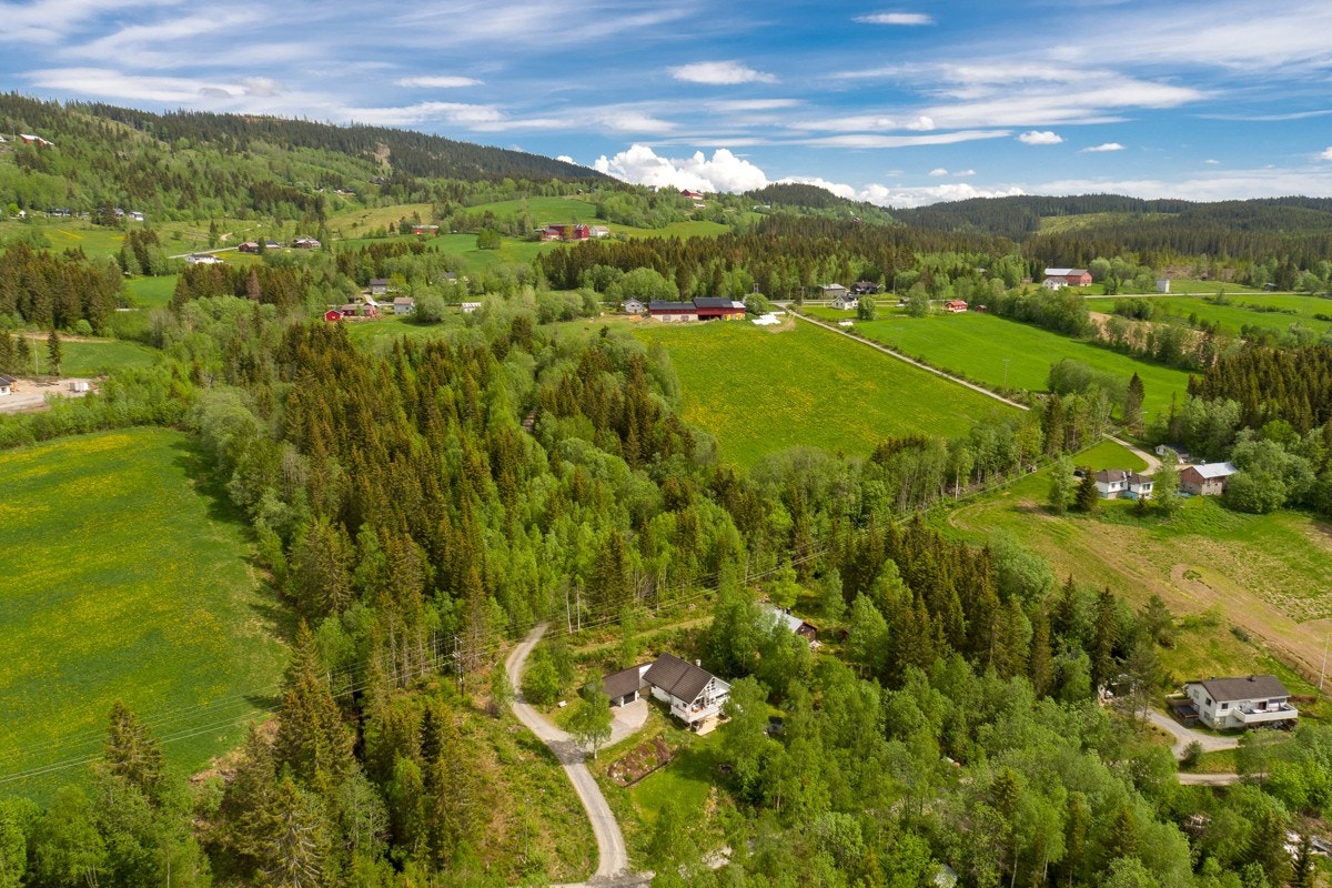 Anbefalt adkomst via Saksumdalsvegen 946, vegskilt er plassert ved innkjøring. Galleribilde