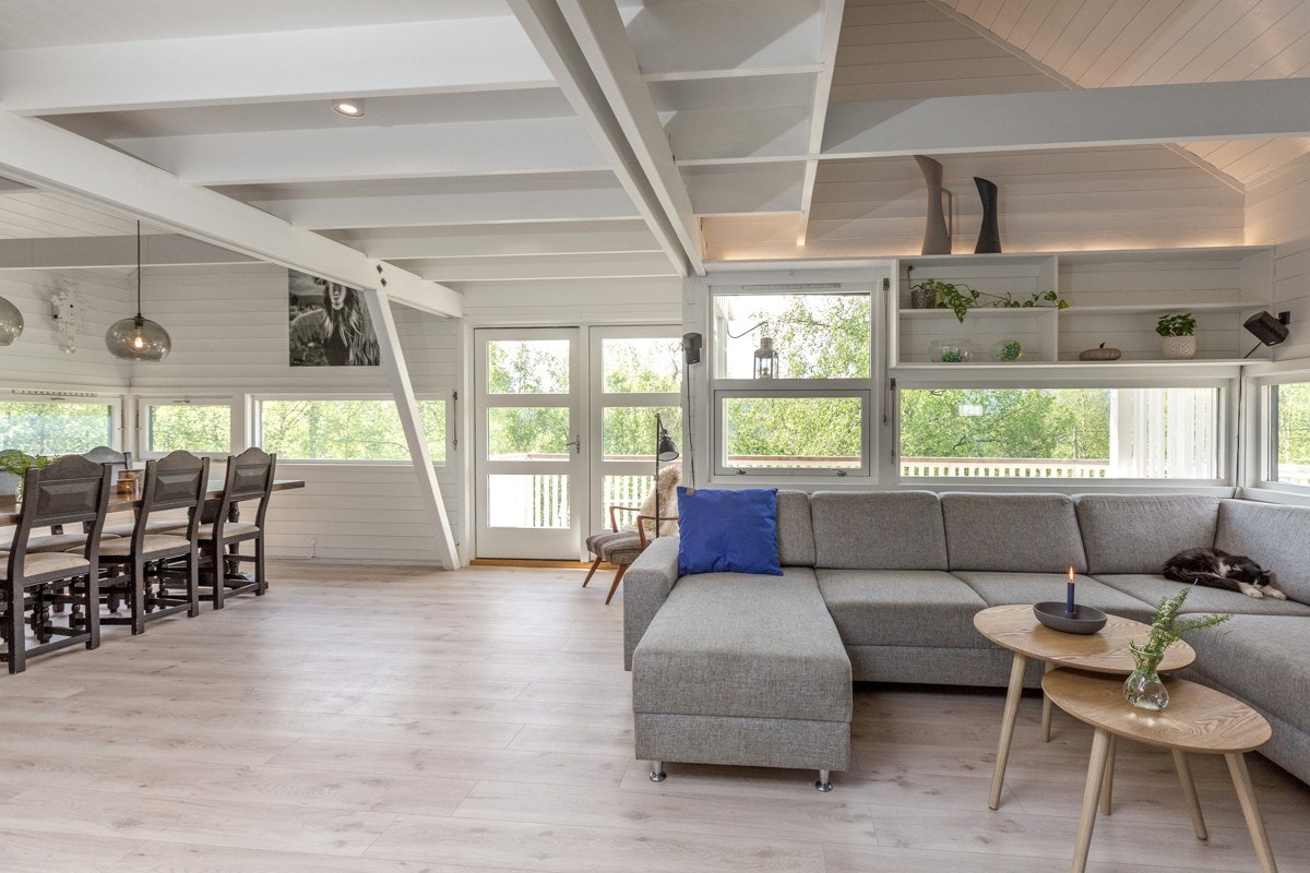 Vinduene mot vest med store lysflater og innvendig åpen røst gir en god romfølelse. Galleribilde