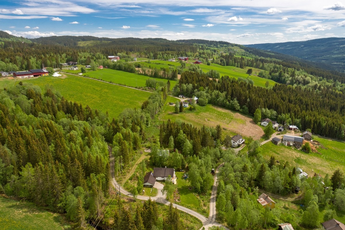 Boligen er høyt og fritt beliggende med gode sol- og utsiktsforhold. Galleribilde