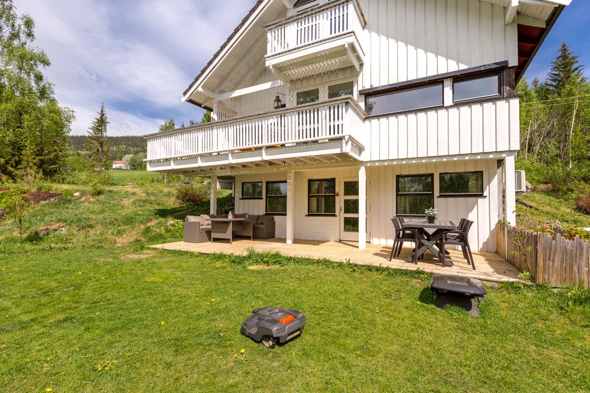 Tomten er lettstelt med nedgravd kabel for robotgressklipper (selve klipperen medfølger ikke) Galleribilde