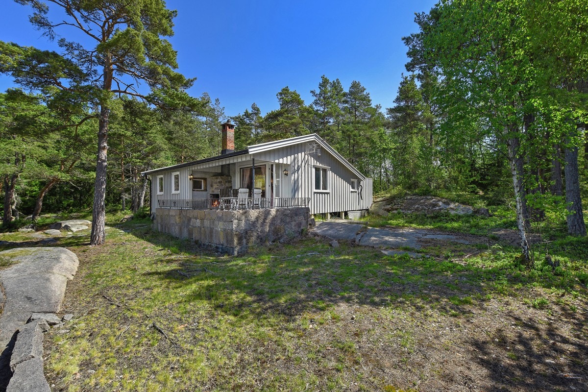 Hytta ligger skjermet på stor tomt ca. 150 meter fra vannet Galleribilde