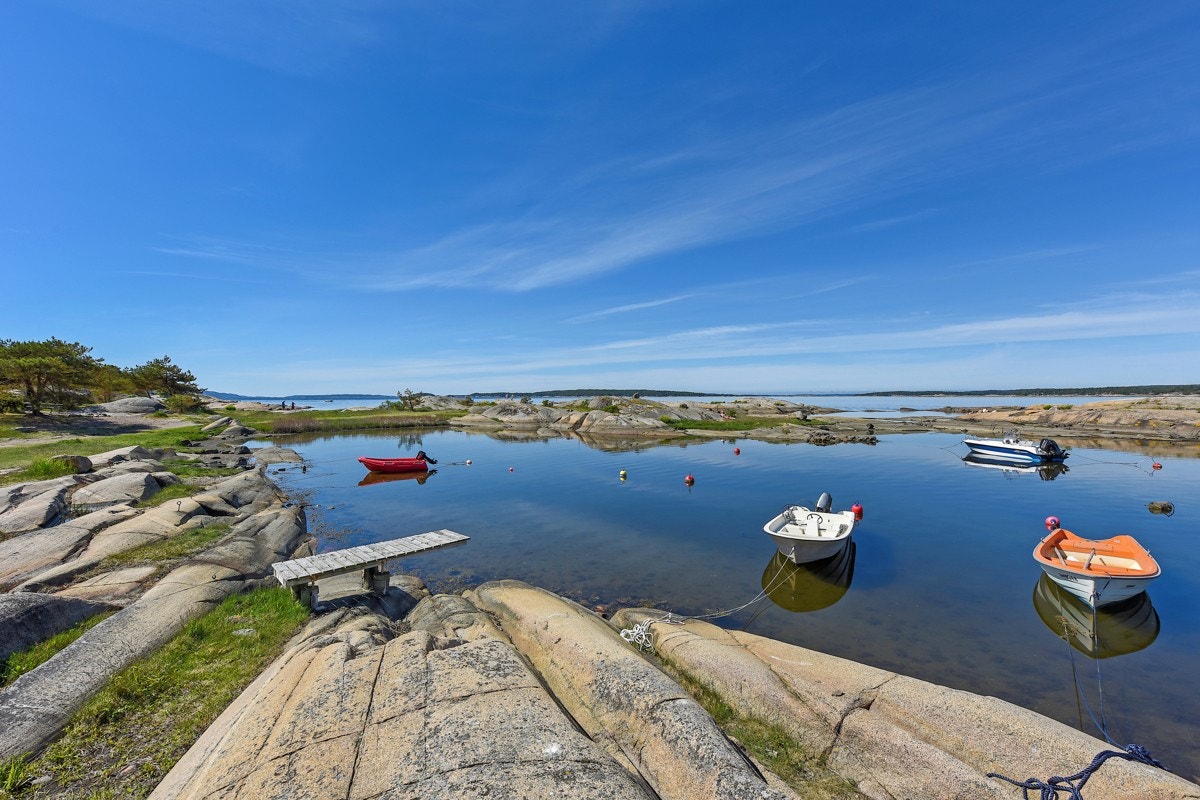 Her er det fine badeplasser med små strender og svaberg Galleribilde