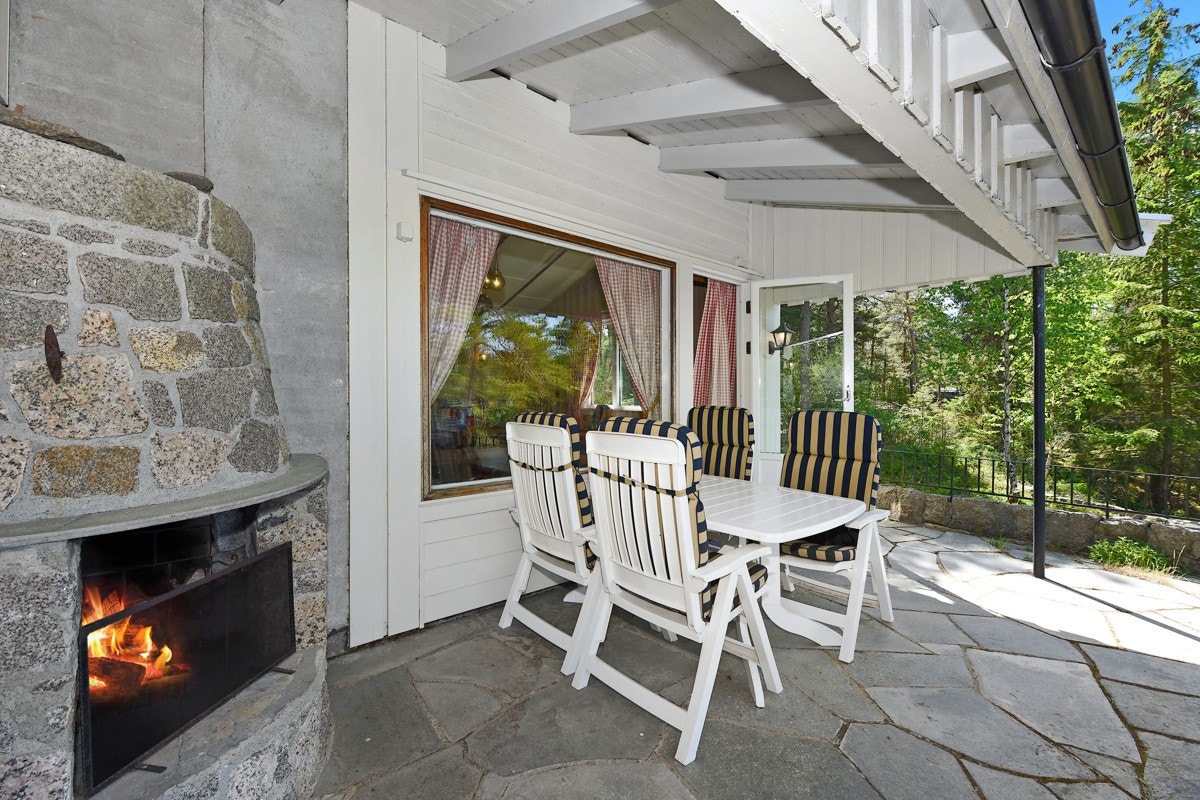 Terrasse med kveldssol og utepeis Galleribilde