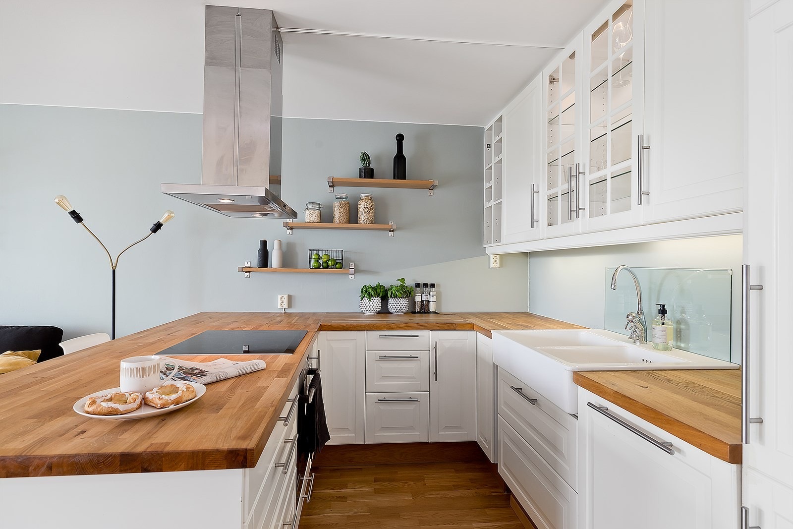 Integrerte hvitevarer med induksjon koketopp med ventilator over kokesone, stekeovn, oppvaskmaskin samt kombi kjøl/frys. Galleribilde