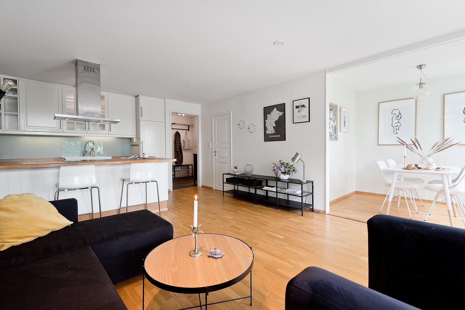 Rikelig med plass til ønsket sofagruppe samt spisebord i egen nisje. Galleribilde