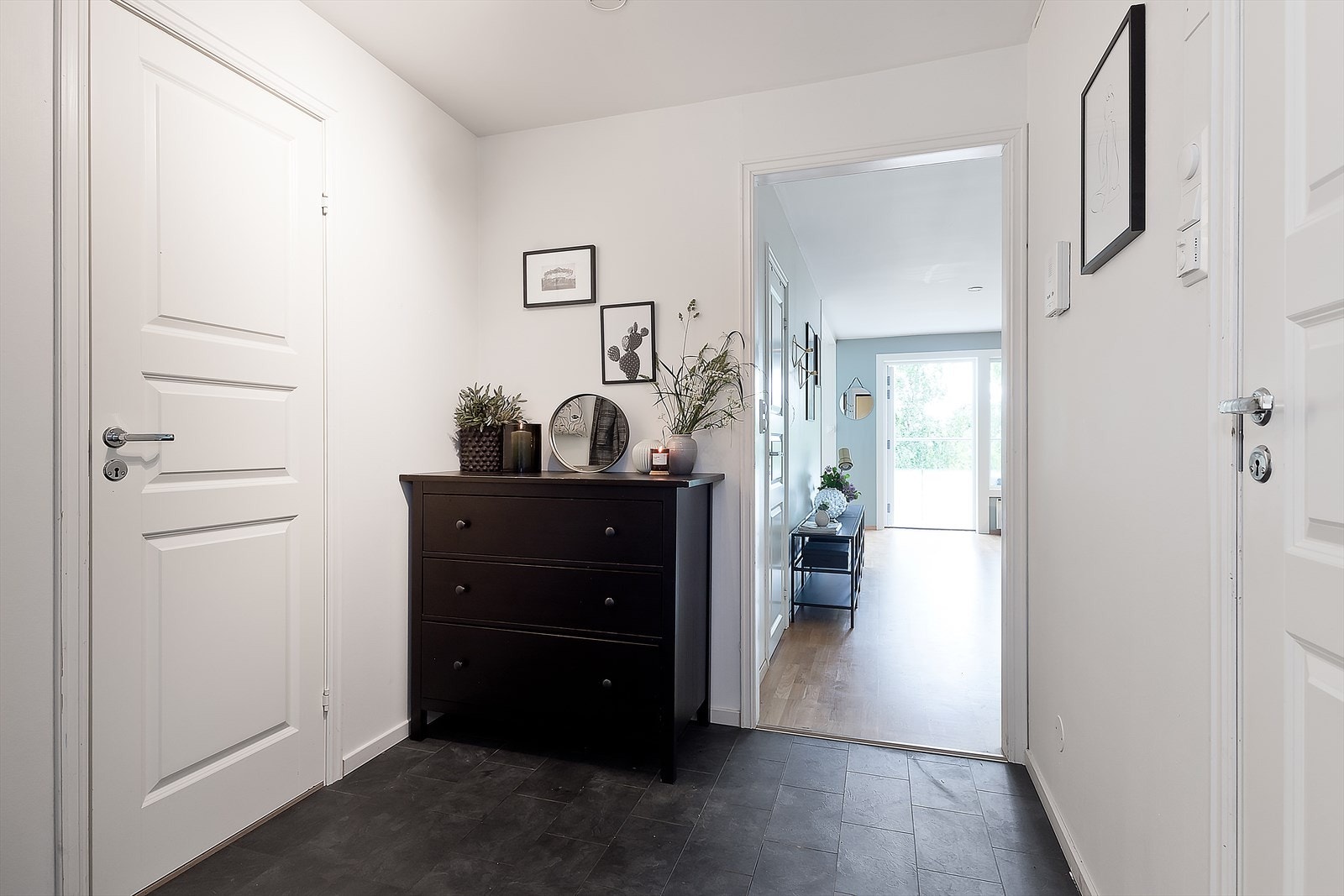 Romslig entré med laminatflis på gulv og god plass til gardeorbeskap, skoskap og oppheng av yttertøy. Galleribilde