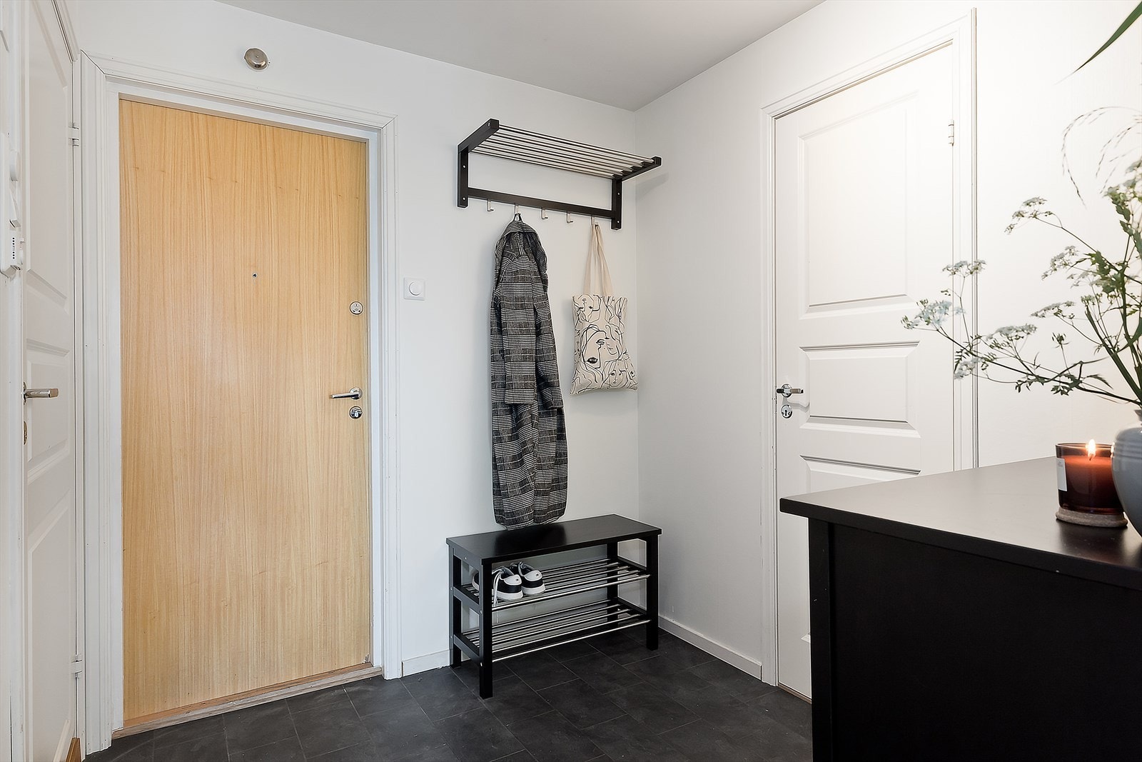 Fra entréen har du direkte tilgang til praktisk innvendig bodrom/garderobe Galleribilde