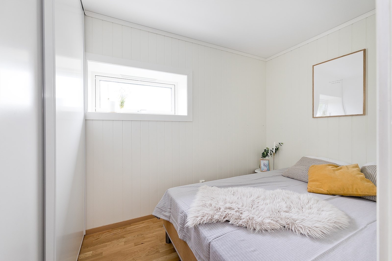 Soverom med god skyvedørsgarderobe og plass til ønsket soveromsinnredning. Galleribilde