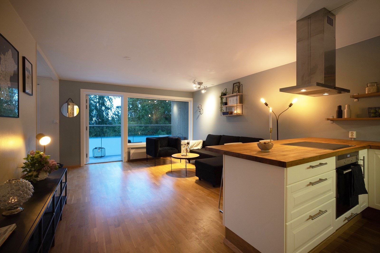 Lys og luftig stue med store vindusflater uten gjenboere som sørger for rikelige mengder naturlig lys og god romfølelse. Galleribilde