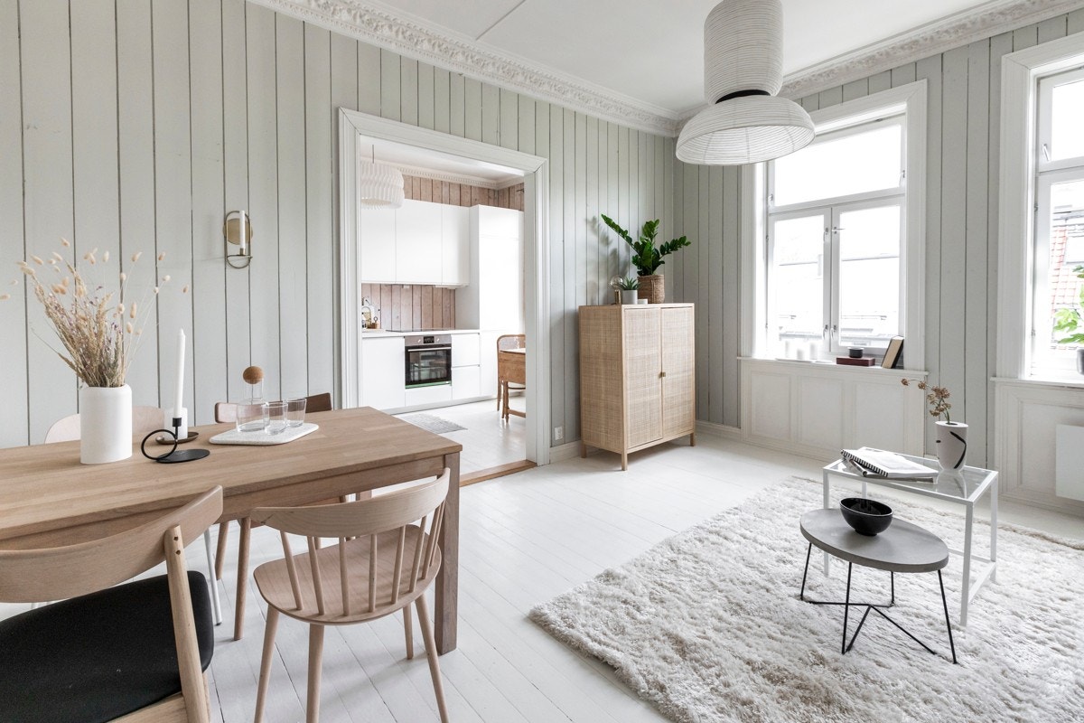 Leiligheten har god planløsning og de store vindusflatene gir stuen en lys og luftig atmosfære. Galleribilde