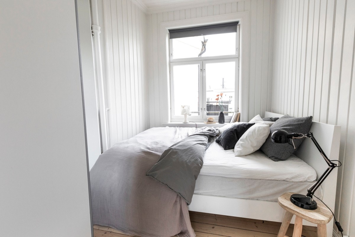 Hyggelig soverom med plass til seng og garderobeskap. Galleribilde