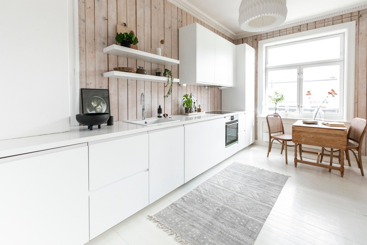 Kjøkkenet består av innredning med slette, matte overflater. Galleribilde