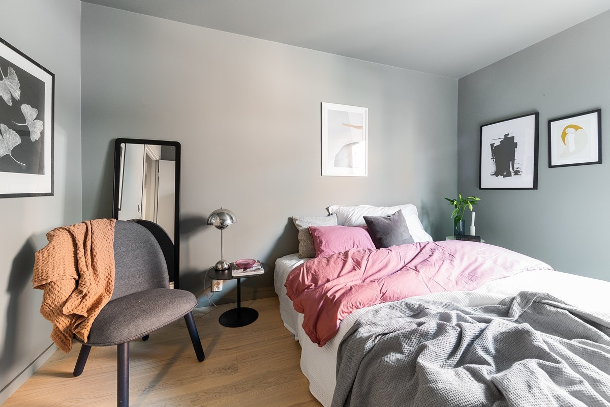 Her har man et areal som gir rom for både en stor dobbeltseng og eventuelt mer innredning som kommoder og kontorbord etter behov. Galleribilde