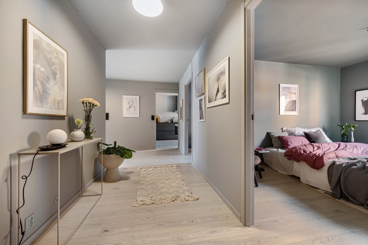 Man får umiddelbart et hyggelig førsteinntrykk på vei inn, når blikket går gjennom den luftige gangen... Galleribilde
