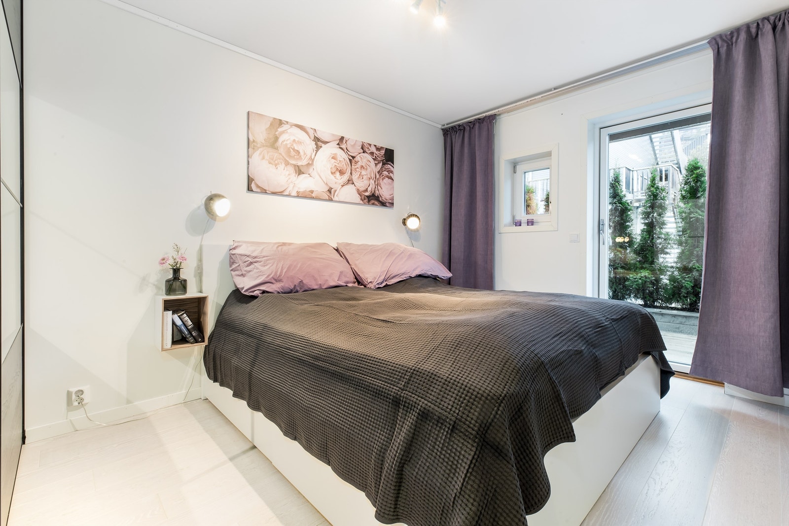 Hovedsoverom har skyvedørsgarderobe og utgang til markterrasse Galleribilde