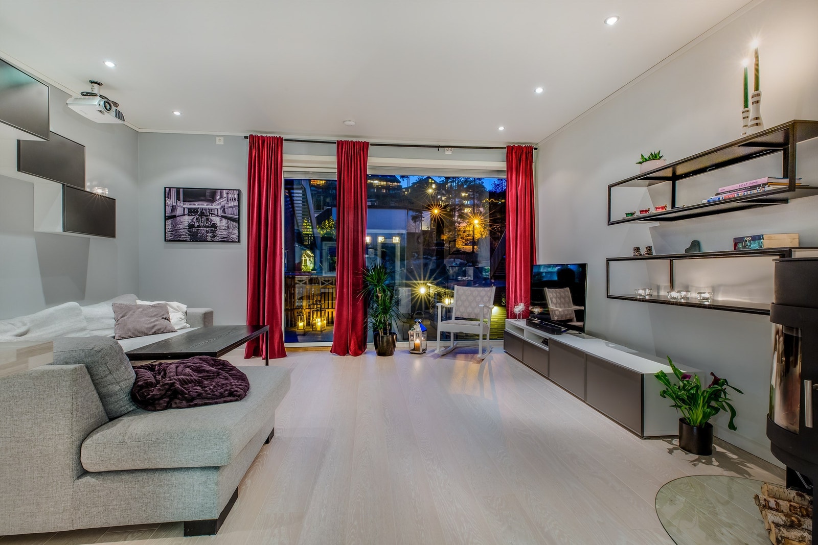 Stuen har utgang til veranda og videre til takterrasse Galleribilde