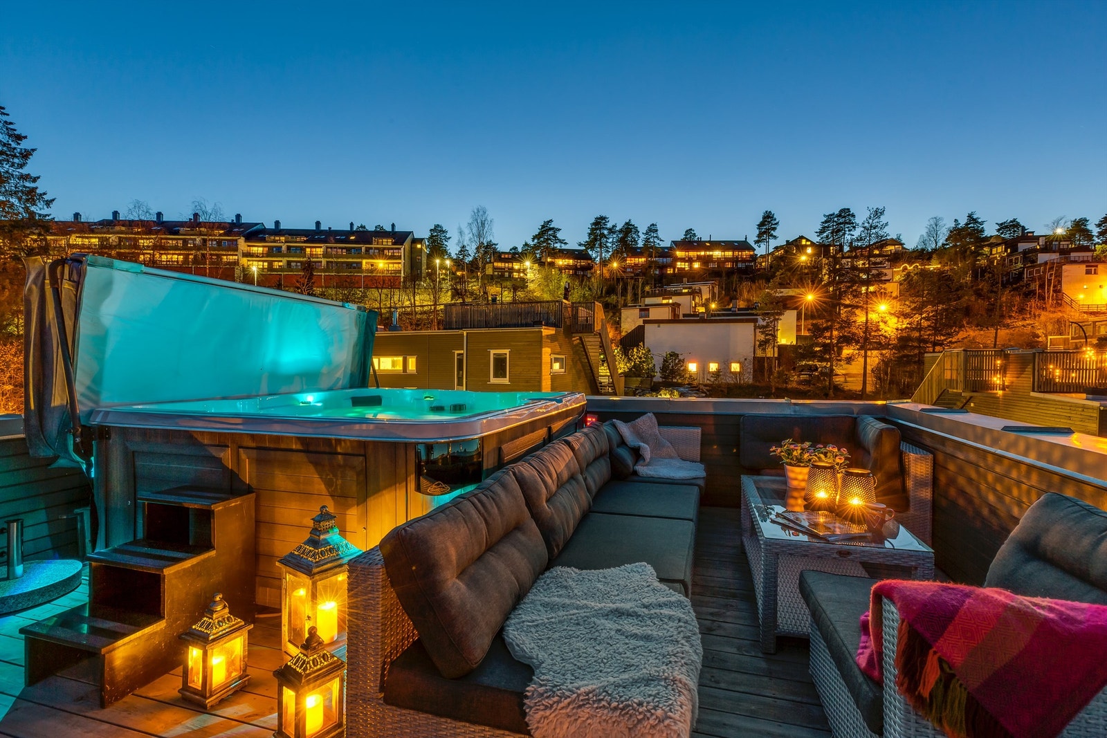 Takterrasse med jacuzzi og nydelig utsikt mot Oslo Galleribilde