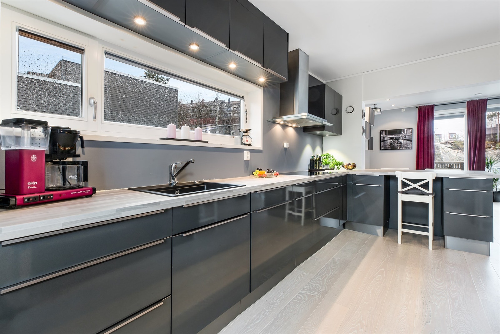 Godt med skap- og benkplass på kjøkken Galleribilde